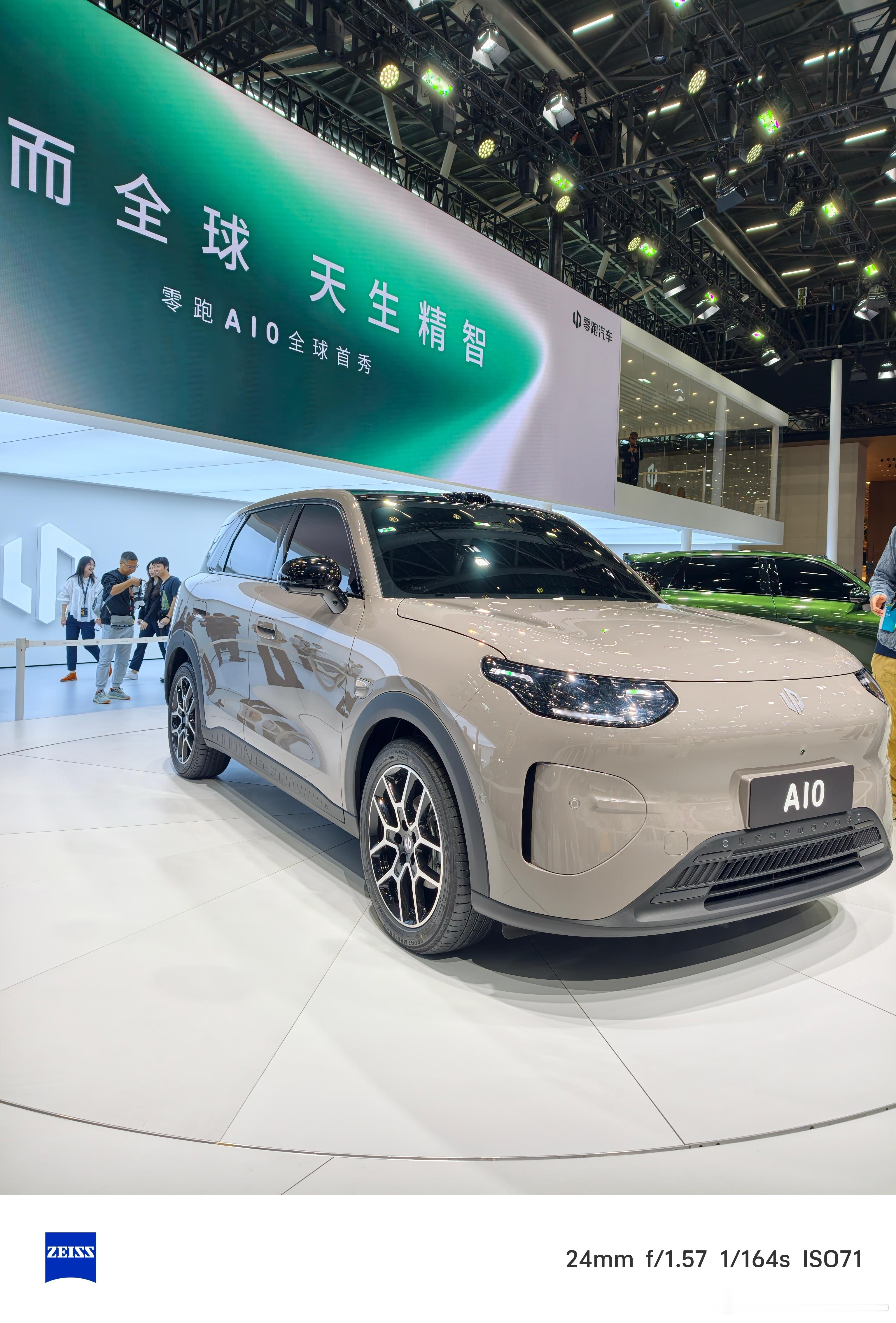 今天正式亮相的 这小车不知道会卖多少钱，但肯定10万以下了，绝对是星愿的强有力对