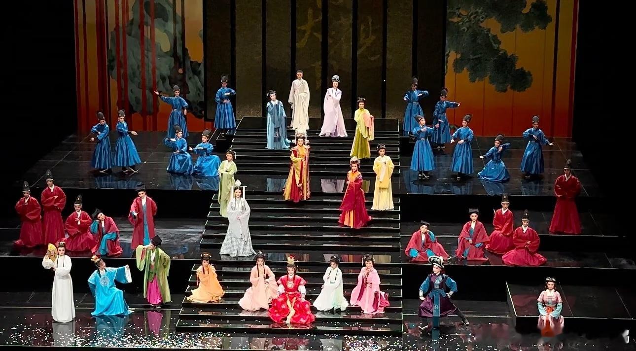 第一次见西湖龙井型的春晚能明显感觉到越剧春晚的文化底蕴很深厚，这些底蕴没有刻意展