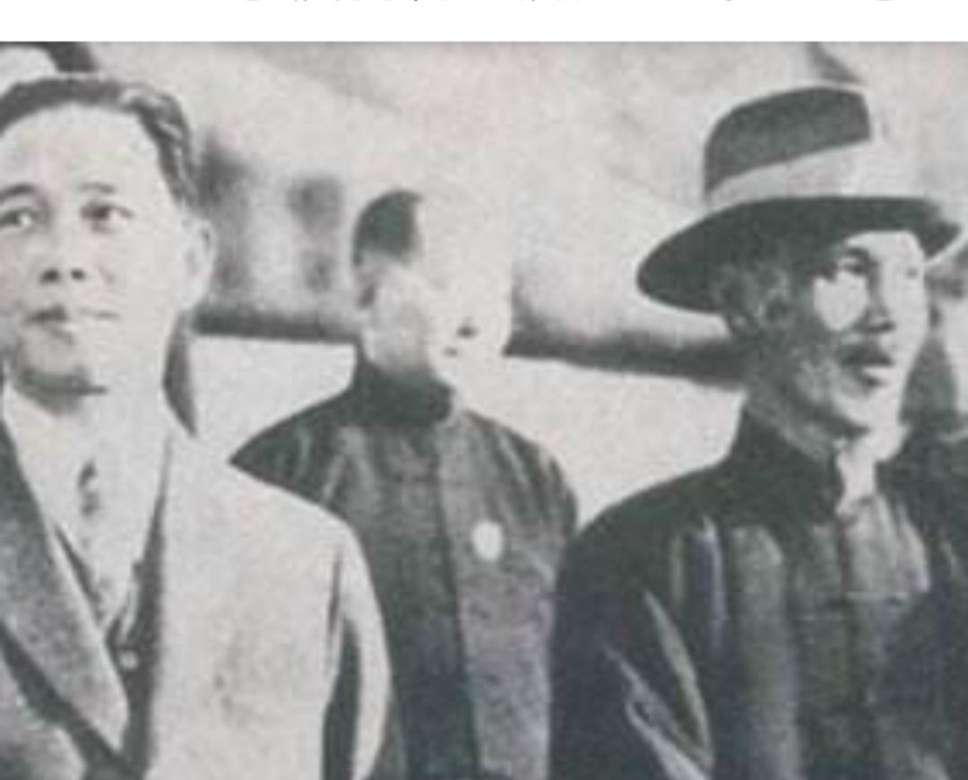 1927年，中国大地上同时出现了两个国民党政权：

武汉国民政府（“汉”）：以汪