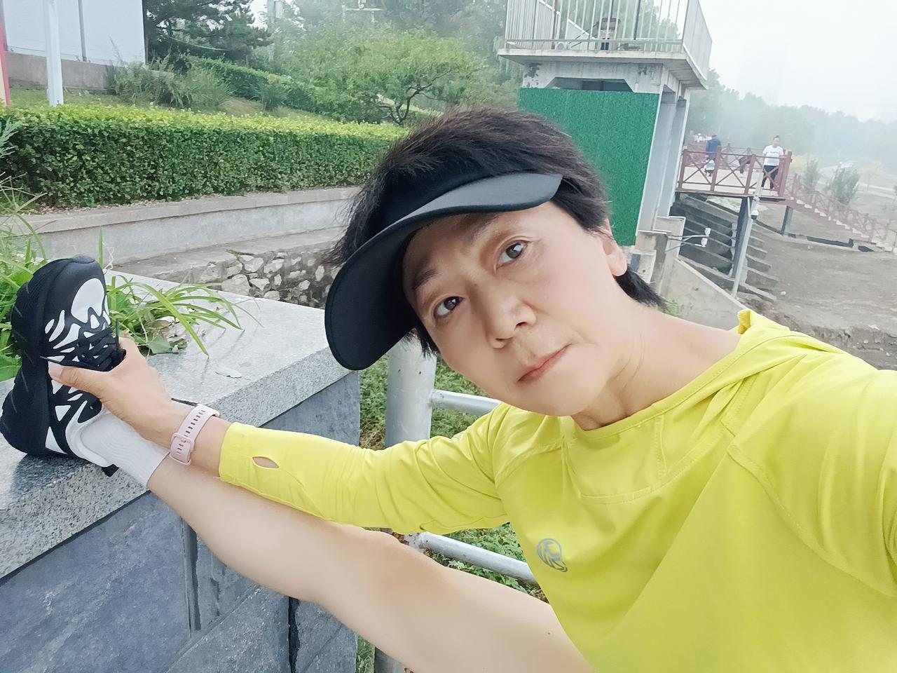 凌晨三点又醒了，这几天天天如此。一个人在燕郊生活快三年了，现在变得越来越宅。
在