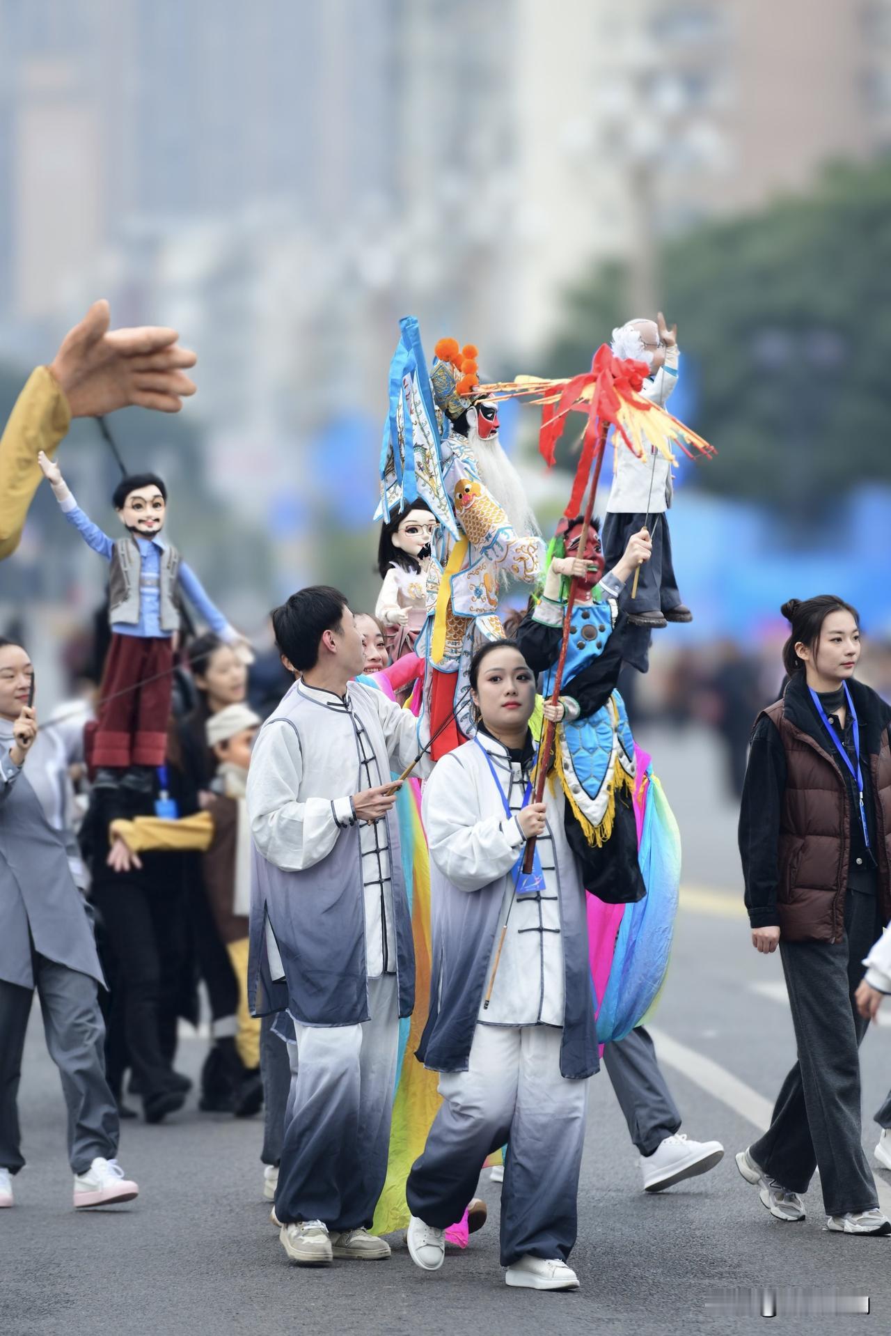 街头燃情！第四届南充国际木偶艺术周 行进式表演惊艳全城
 ——1600余位中外艺
