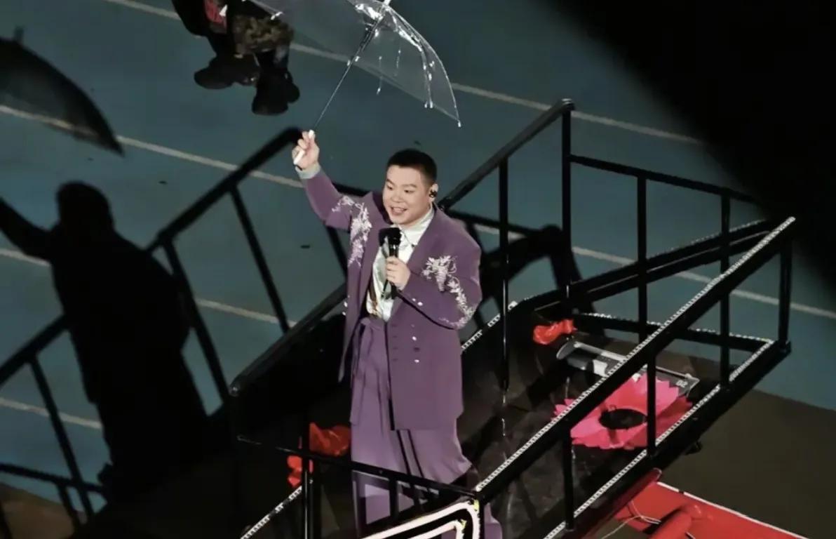 7月19日，岳云鹏突然登上热搜，因为开演唱会互联网上引发热议
7月19号岳云鹏这