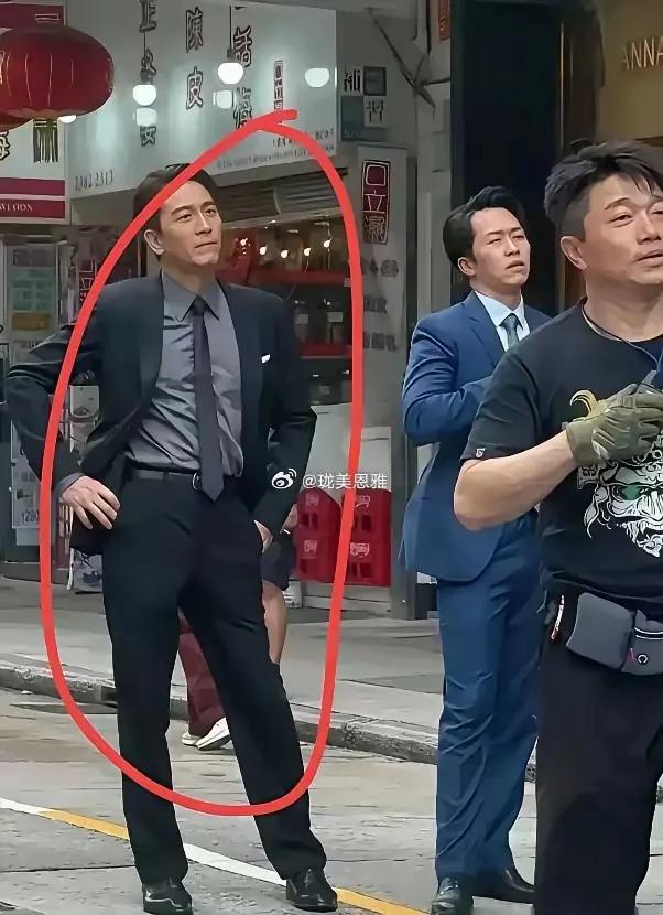 有点眼熟，一时想不起来这位男神是谁了，有认识的请在评论区告诉我。