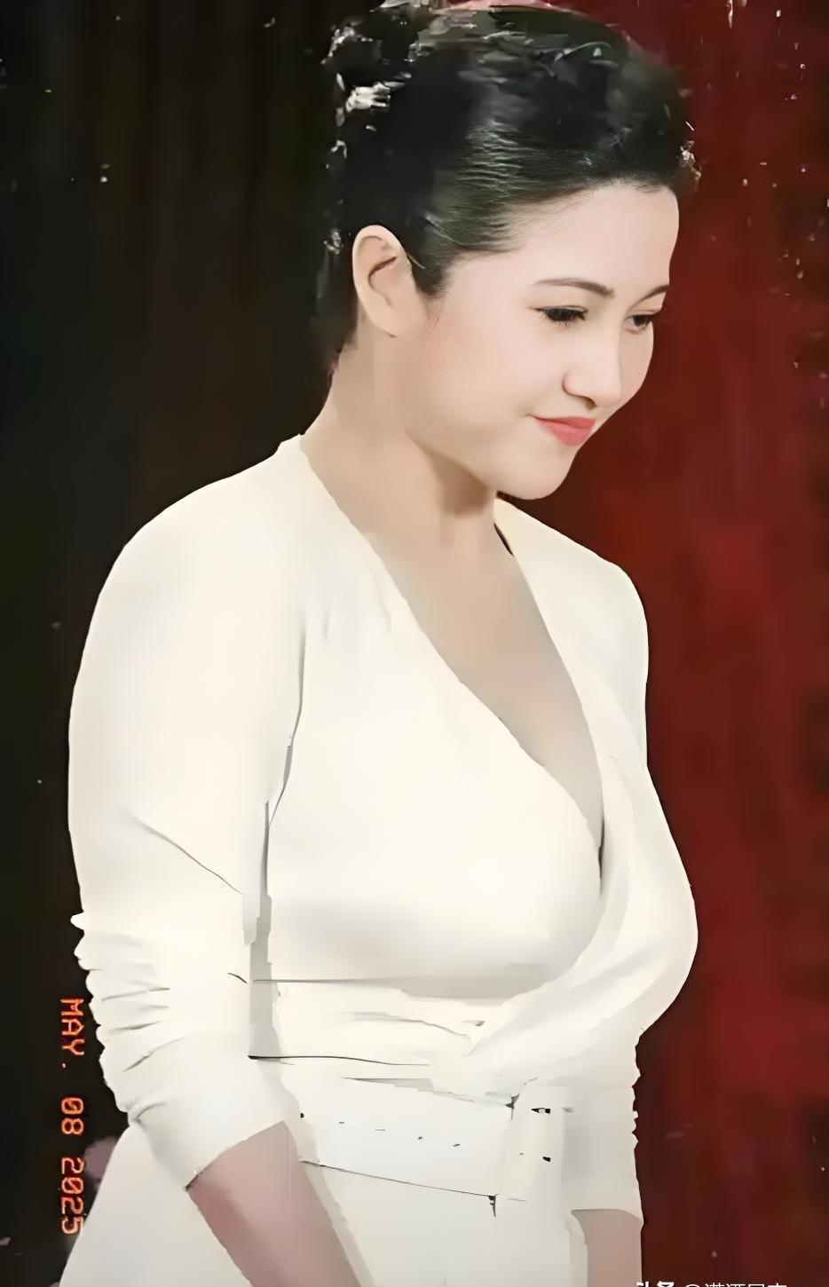 她52岁，不演女神，只过日子。
菜市场里，男人帮她挑胡萝卜，她笑得像刚杀青。
五