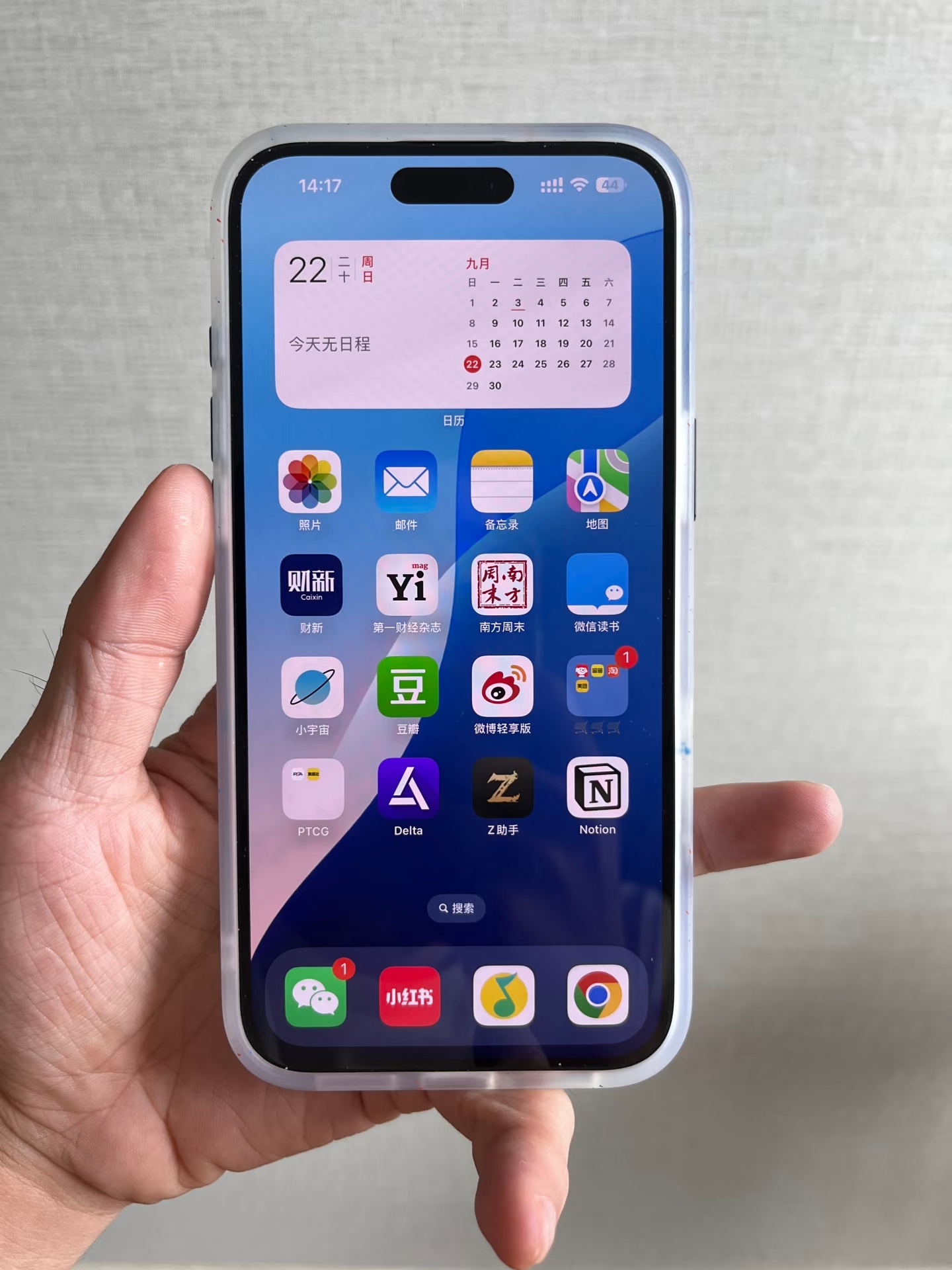 长期用小拇指托手机的后果就像之前上学握笔的时候一样，单手玩手机多了小拇指现在都凹