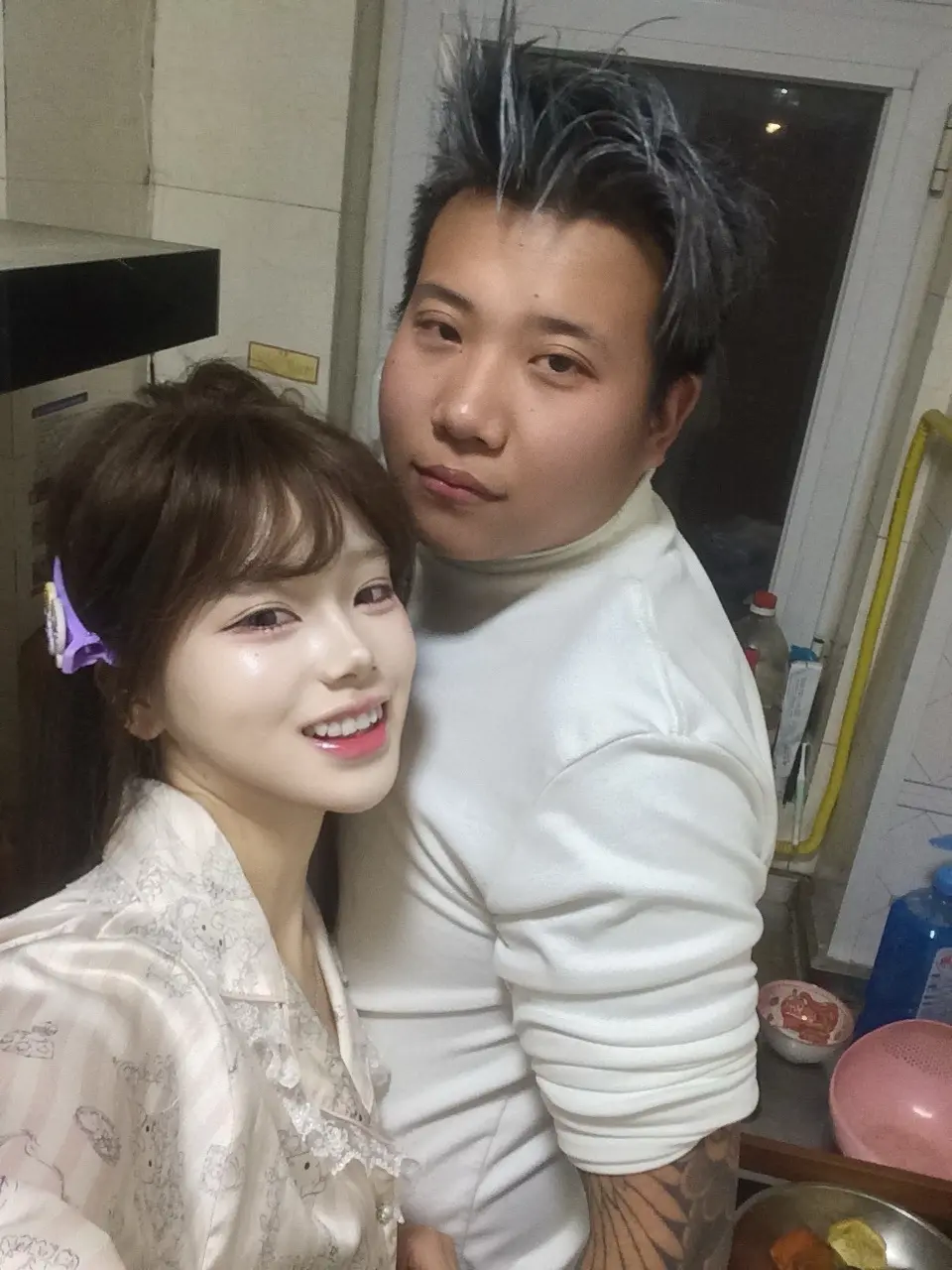你总是掐着半根烟 问我怀不怀念以前 我说现在还不错 毕竟还有明天