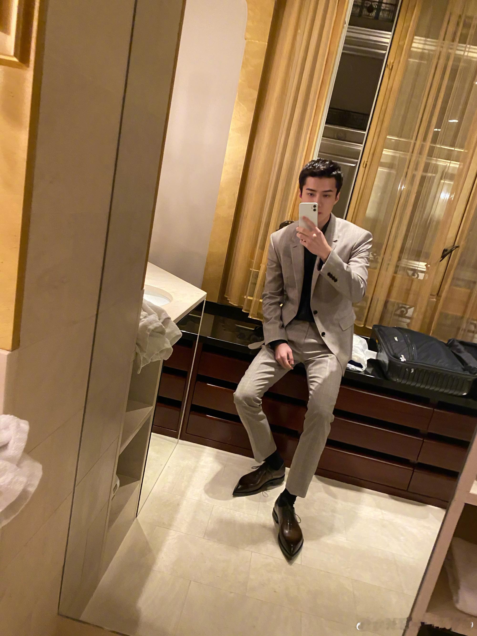吴世勋在泡泡平台的退伍后第一条消息公开，退伍后的首条发文也同步曝光，不同渠道的动