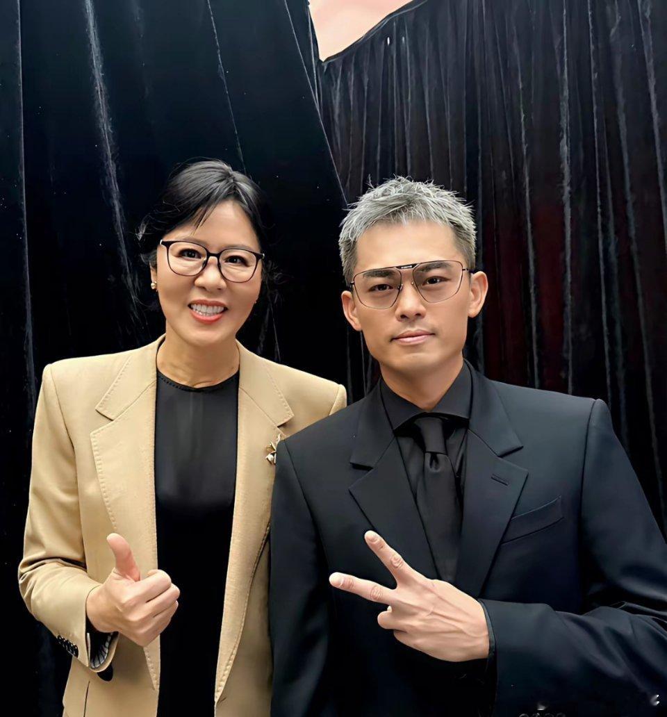 两位体坛巨星合影。林丹这年龄，竟然一头银发，但挡不住的帅气。郎平让人吃惊，这状态