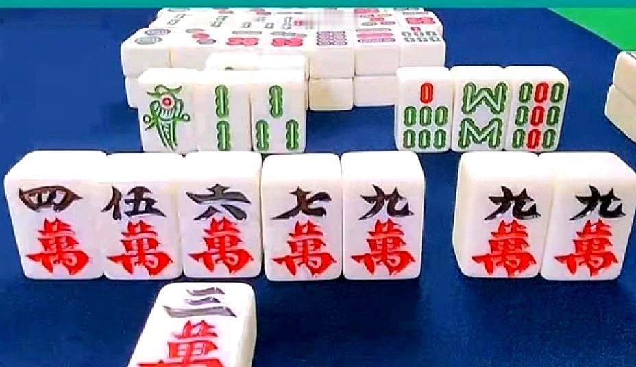 手里捏着3万，我想胡478万，分数高，爽。
 
李大姐一把按住：打出去就点炮，这