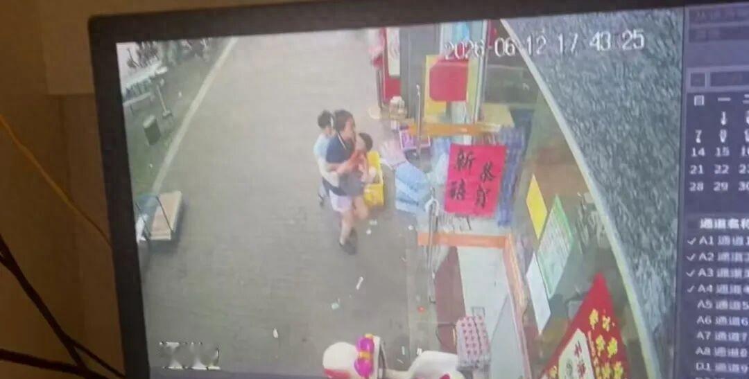广东中山一3岁男童被小区大堂大理石桌砸中身亡，家属称事发后3天物业不闻不问，多方