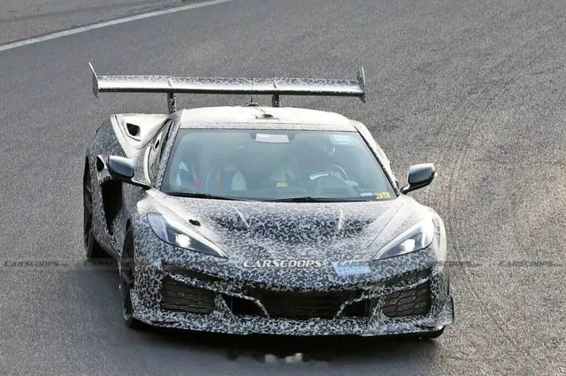 #汽车资讯# 【2025款科尔维特ZR1最新谍照曝光，配硕大尾翼，或搭载5.5T