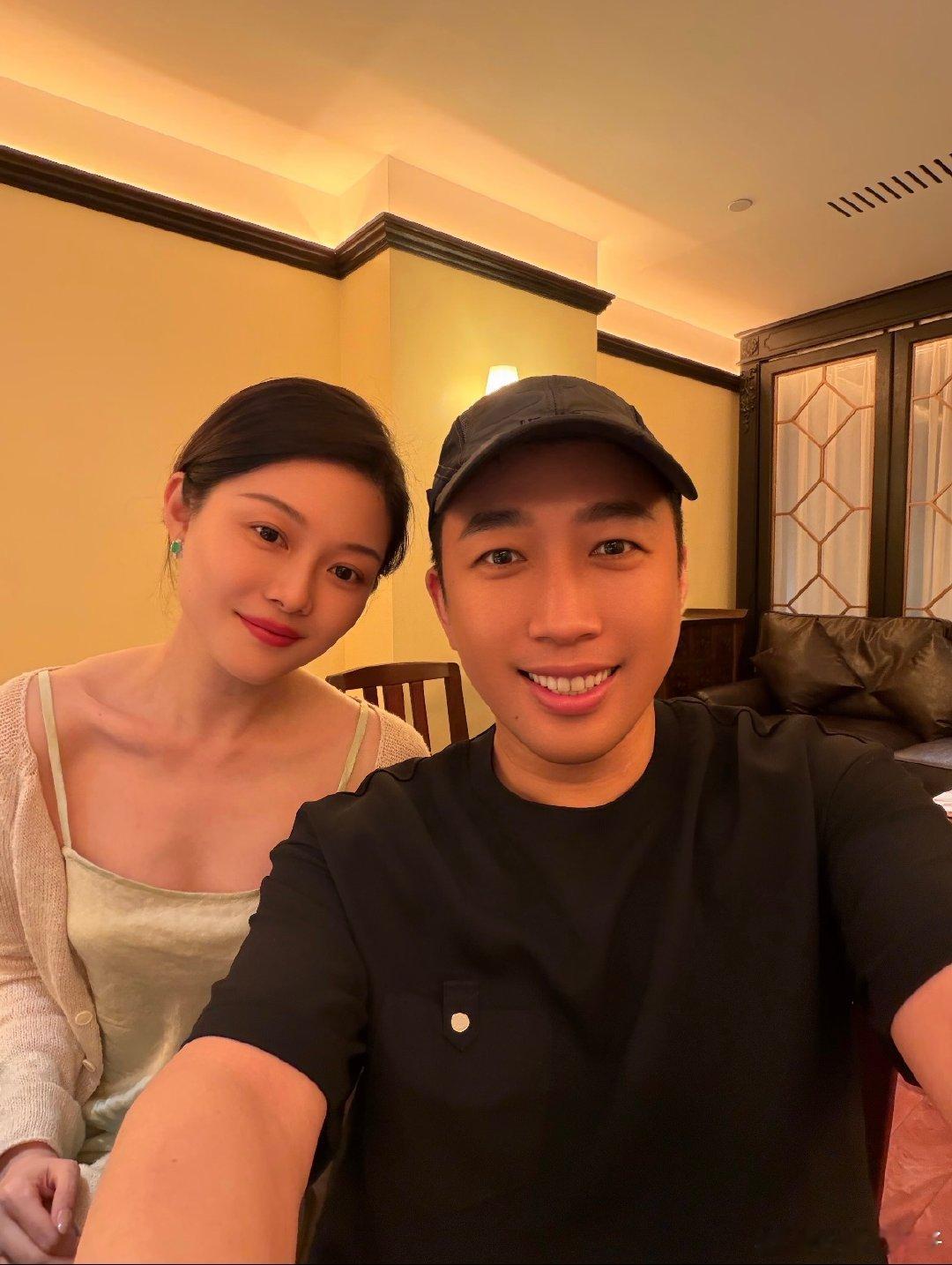 于正晒与晚晚自拍照于正晚晚合影 于正晒与晚晚自拍照 ，原来他们关系这么好！ 