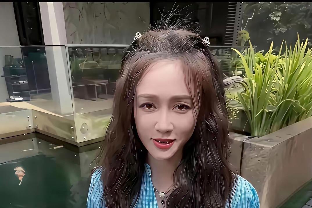 48岁的陈乔恩一点也不怕白发，直接大方露出白发根。这种状态真的很松弛，感觉她完全