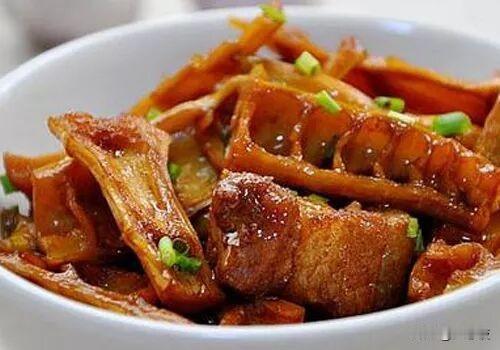 笋干菜炖五花肉 /
 
　　原料：五花肉，笋干菜，冬笋，干辣椒，蒜瓣，老姜，盐，