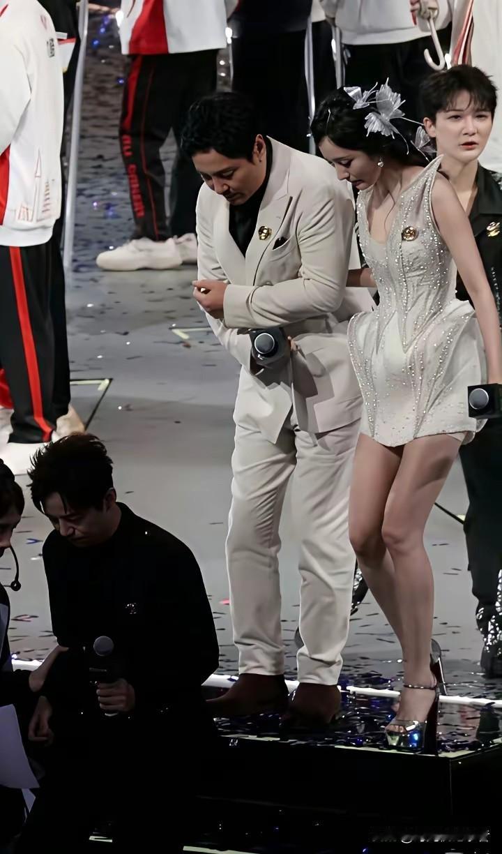 沈腾和杨幂真是相互扶持啊！只要同台，就要延续扶与不扶的梗，杨幂的恨天高高跟鞋，沈