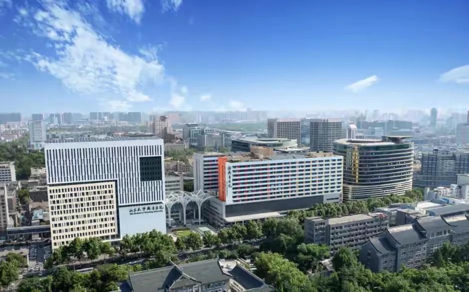 山东大学齐鲁医院的大门石居然被“坏人”泼油漆，当地警察必须为人民做主，将捣乱之人