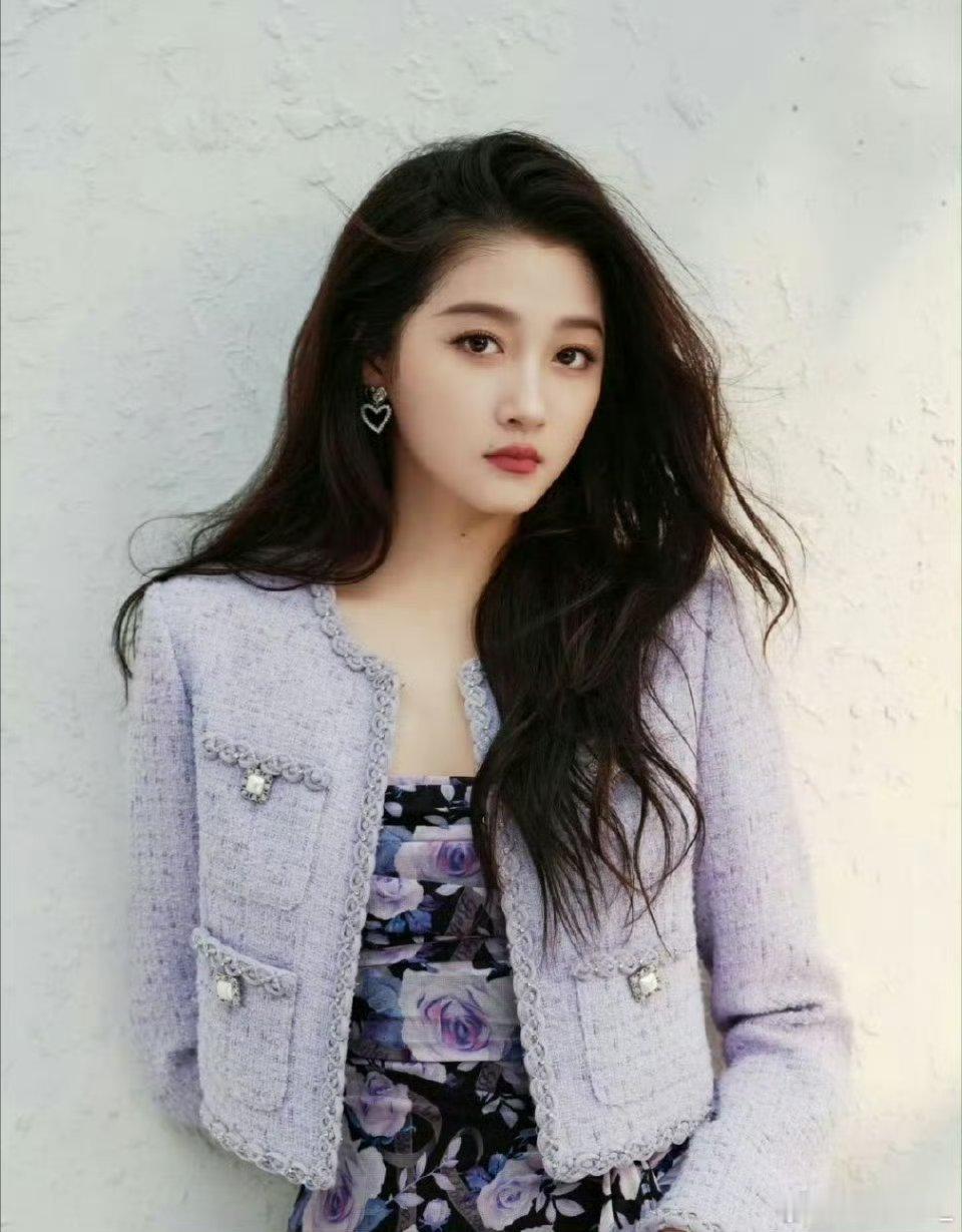 耀眼 关晓彤耀眼女主李昀锐和关晓彤可能将出演电视剧《耀眼》，感觉很不错哦！期待期