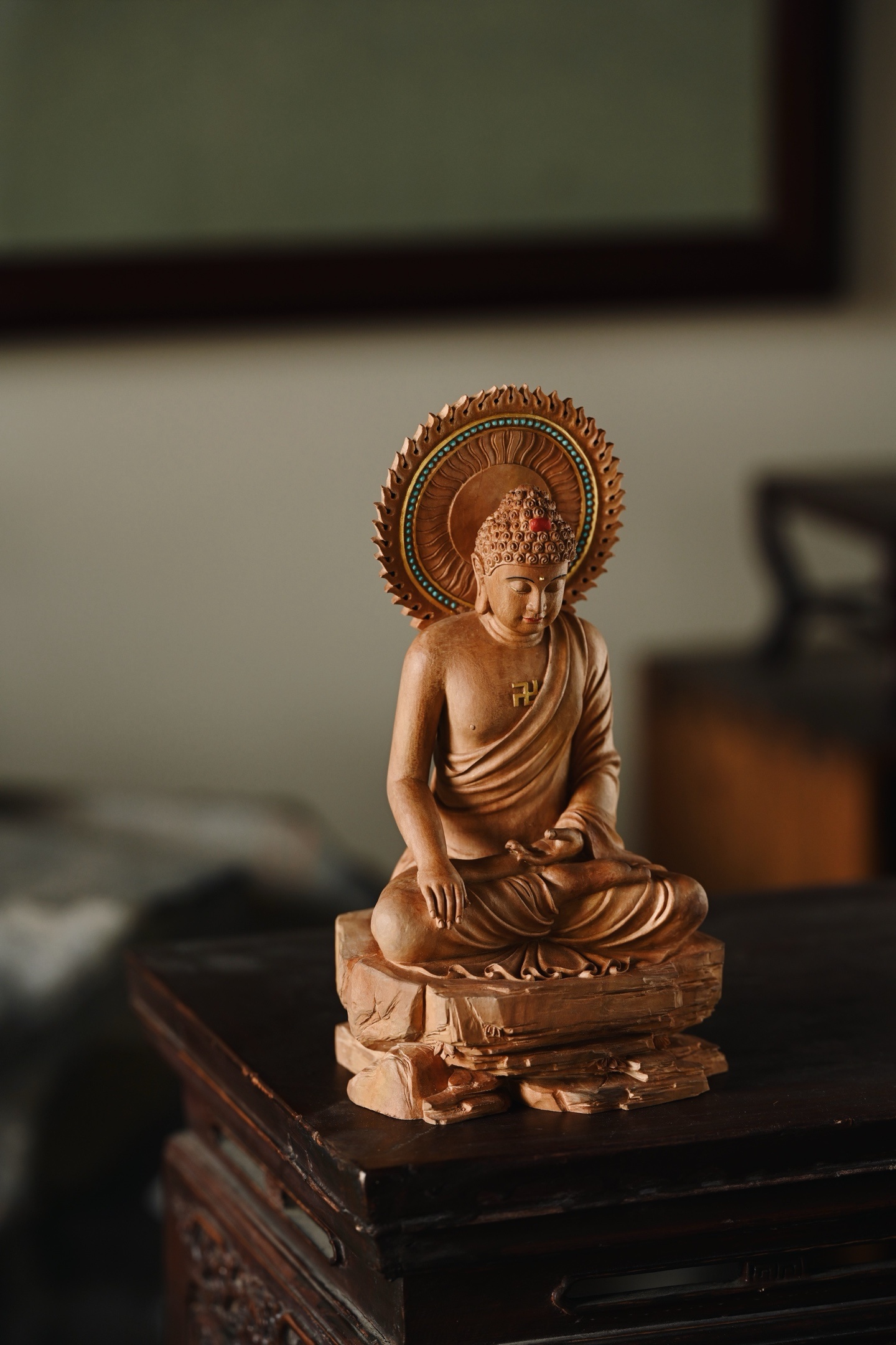 老山檀 | 释迦牟尼料色清雅，释迦牟尼跏趺而坐，面相端正庄严，双眼略向下视，衣纹