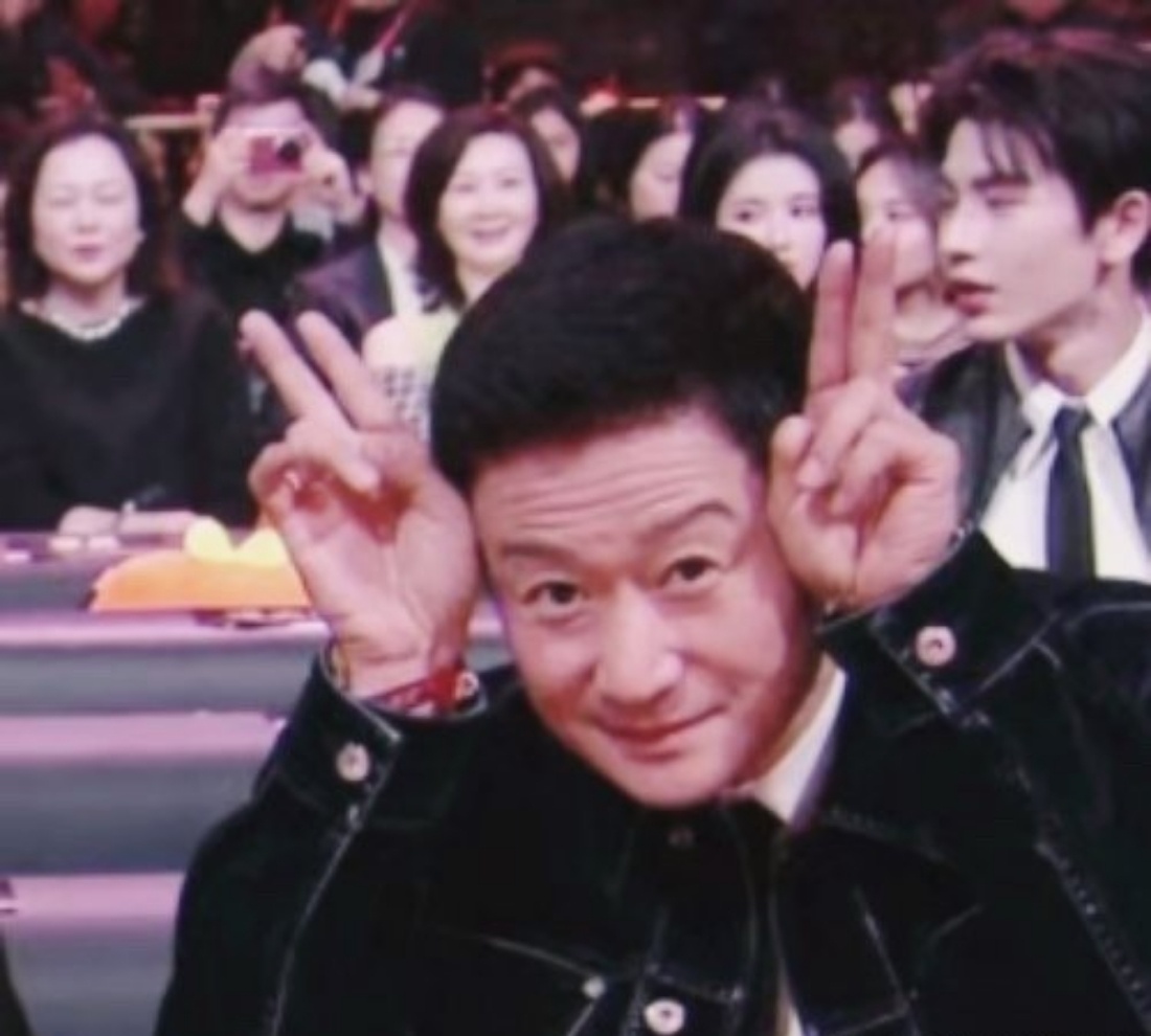 吴京 以后可以明目张胆涂唇膏了 你别说还是个精致的人