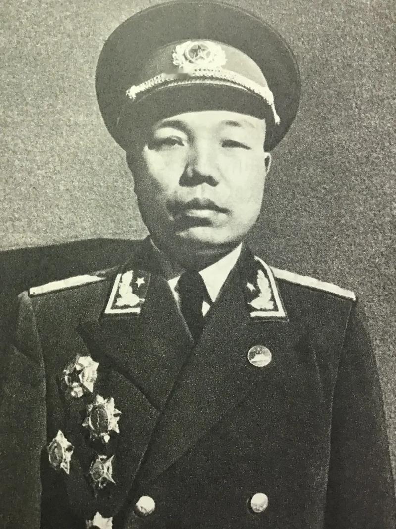 1950年，一个刺杀八路军高级将领的在逃叛徒，隐姓埋名躲在市井街头摆摊卖烟。整整