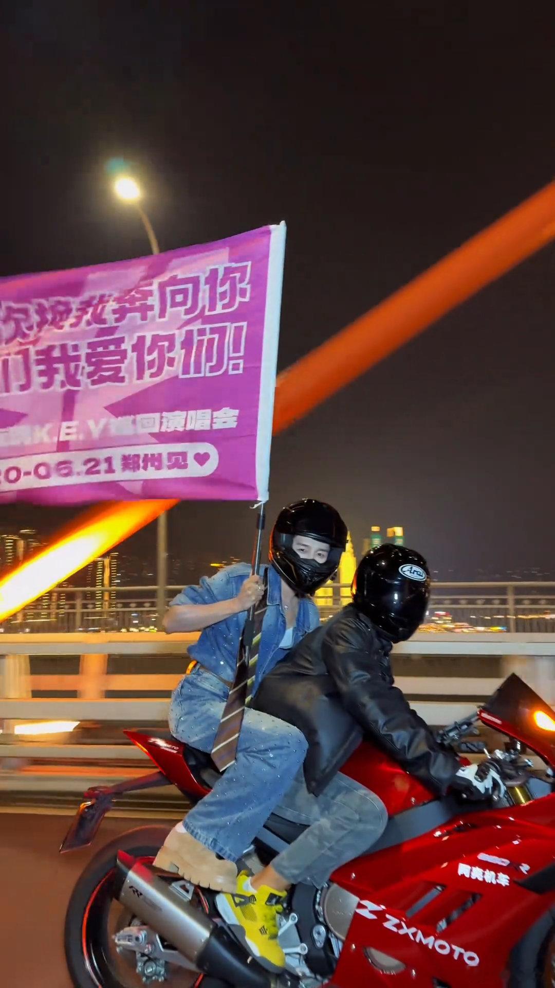 卓沅落地签卓沅给粉丝拍了落地签卓沅给粉丝拍了落地签 