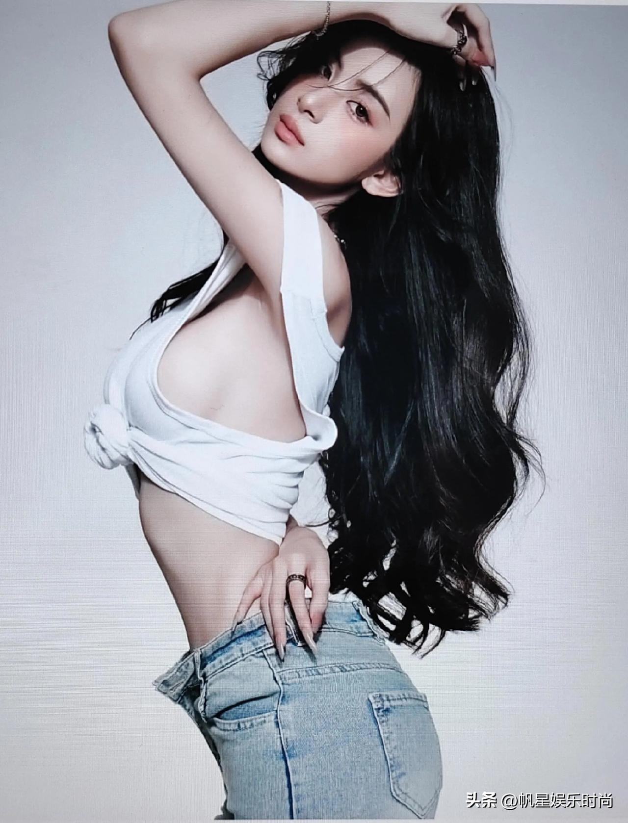 上身挑选白色短款打结背心，其独特设计在展露腰腹线条的同时，用褶皱与结饰增添了随性