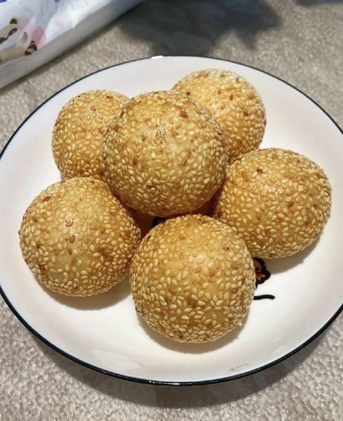 炸麻圆、切年糖，感受家乡的浓浓味道
腊月里的五台县，空气中除了凛冽的寒气，更多了