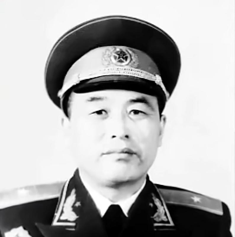伟大的无产阶级革命家、政治家、军事家，中共第九届中央政治局候补委员、第十届中央委