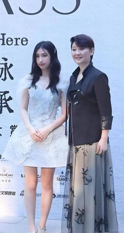 徐帆去美国看望养女徐朵，并一起庆祝感恩节，从晒出的合影来看，母女二人感情深厚，关