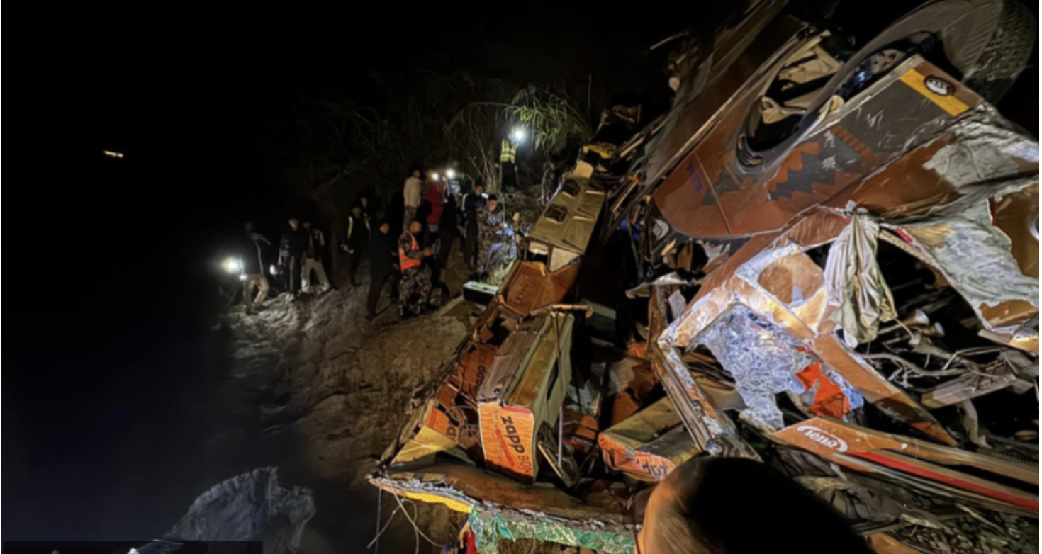 #尼泊尔大巴坠河1名中国公民失联#【尼泊尔大巴坠河致一名中国公民失联！警方称超速