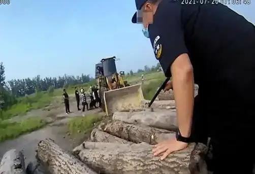 河北女子持刀砍伤民警，法院判“定罪免罚”：这判决到底冤不冤？
河北唐山的一起案件