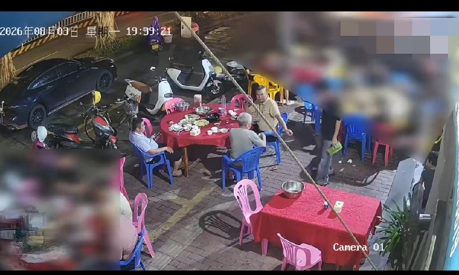 8月3日，一家夜宵店里，几位男子吃完饭结账，白发大爷把200元现金直接扔地上，让