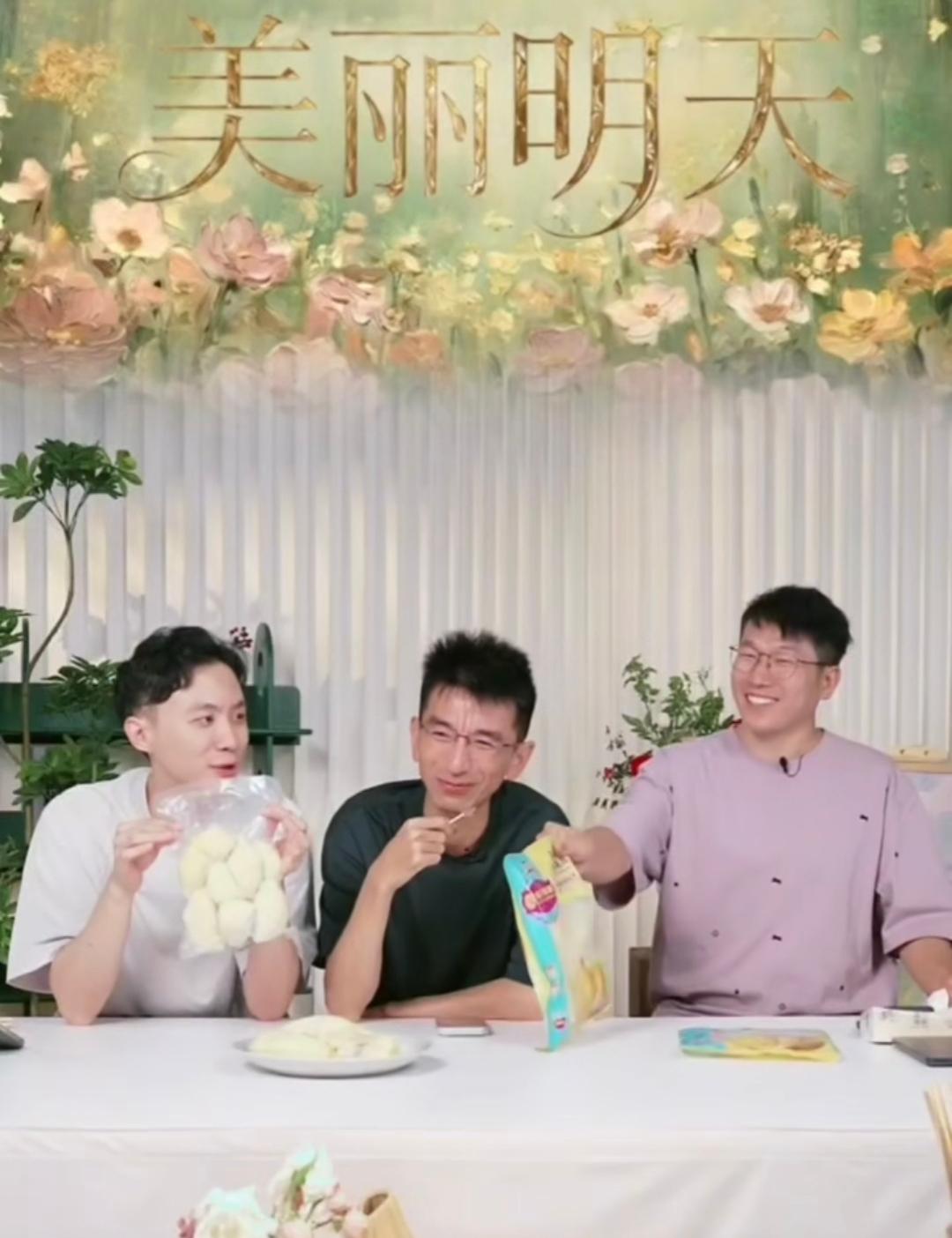 天权直播时口误陷入与江小白纠纷，面临30万赔偿，现在也停播了，应该是想缓一缓，等