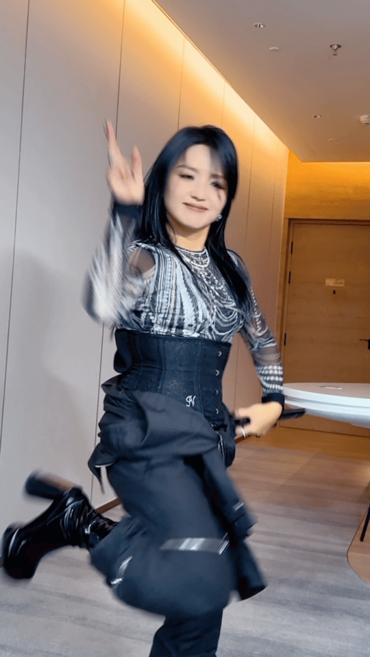 千人前面，何洁不是第一没什么好意外的，但有一些艺人注定是火系的，在她身上你总能感