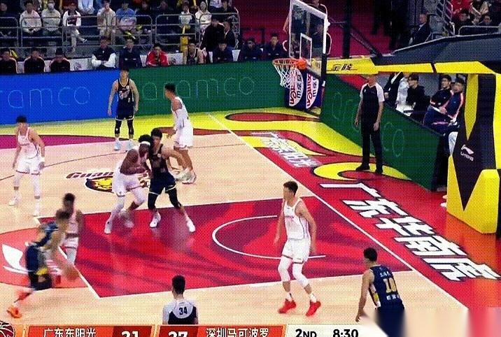 广东队这个外援萨姆纳，真是要把杜锋的战术板给气裂了。
球一到他手，脑袋一低，整个