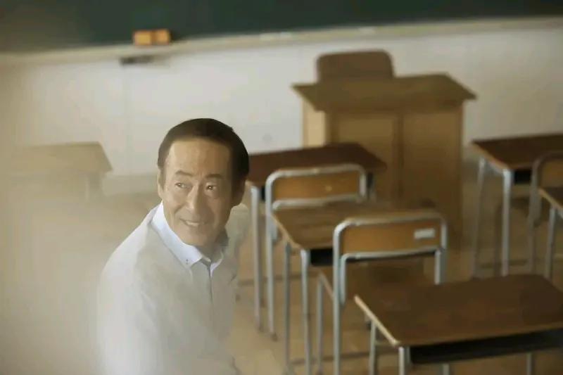 一个朋友说他有一次去其他单位办事的时候，遇到一个初中老师，就是带过他几个月课的那