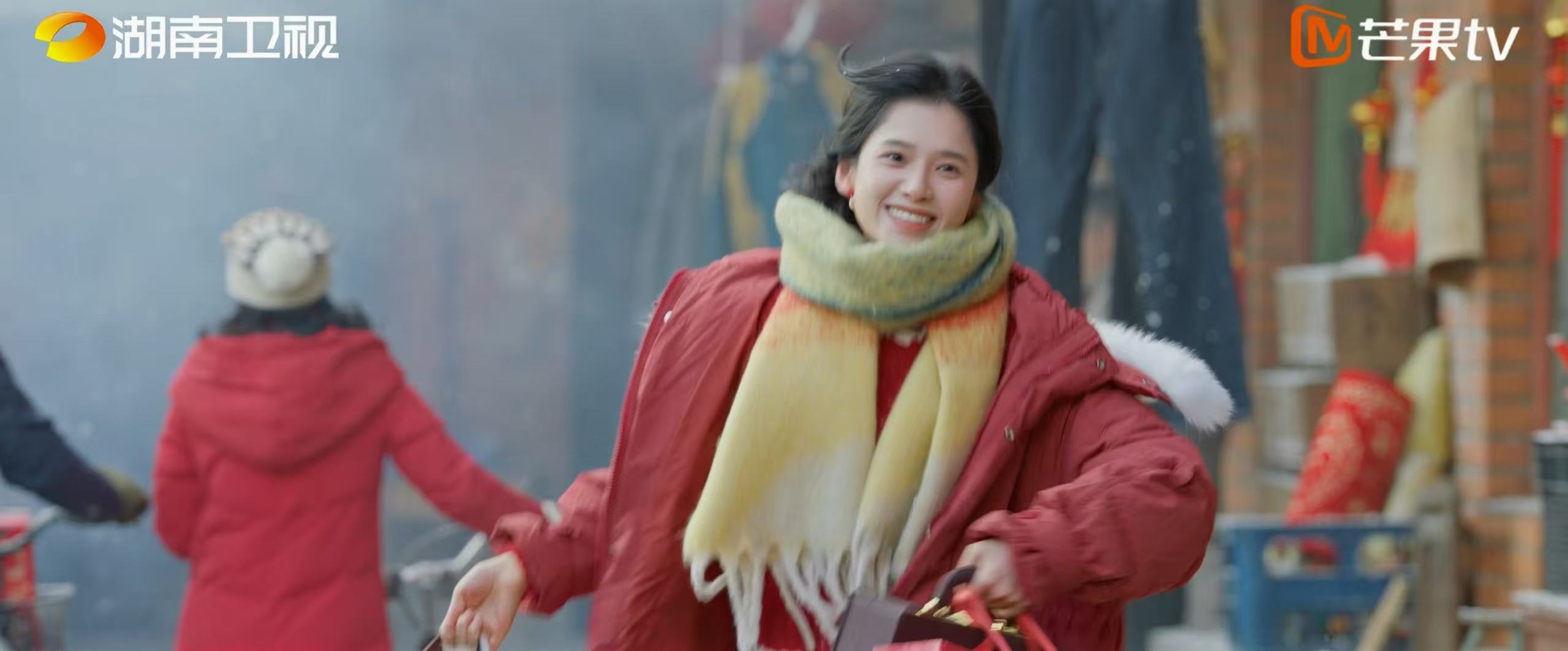 国产剧迎来工地扛把子女主致我那菜市场的白月光 看到任冬雪卖烤冷面那段就被圈粉了，