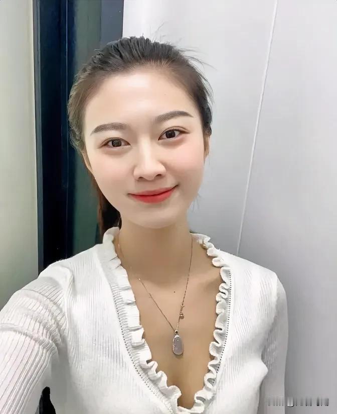 这姐们真不容易，刚结婚没多久，老公就出了车祸，现在还躺在床上起不来。她自己得照顾