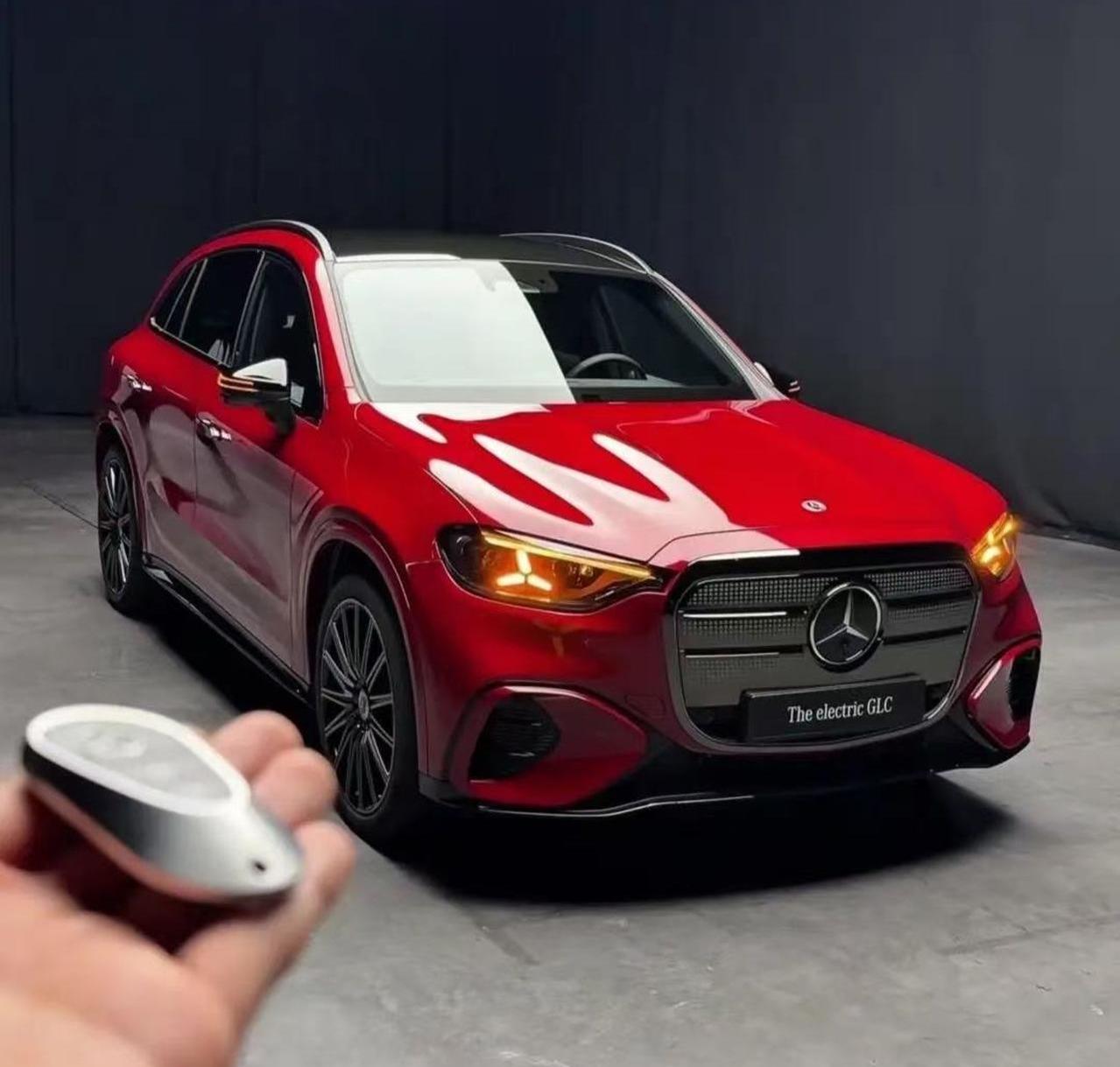 5 月 18 日消息，梅赛德斯-奔驰宣布旗下全新纯电 GLC SUV 将于 6 
