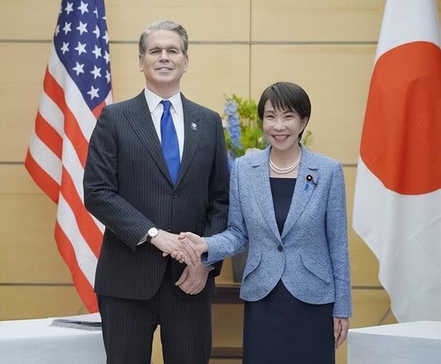 支持率在掉，高市早苗急着找靠山
 
特朗普访华这三天，日本首相高市早苗在国内的日