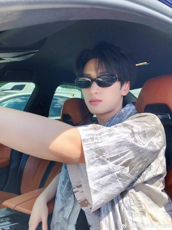 #严浩翔九宫格库存plog# ​严浩翔的九宫格，是一场视觉盛宴。开车的他，帅得让