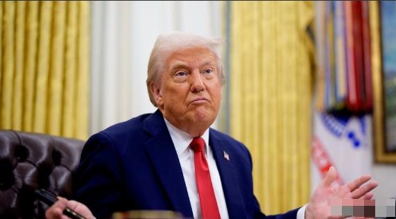 特朗普今晚发文说：“中国对我永久开放霍尔木兹海峡感到非常高兴。我这么做，也是为了