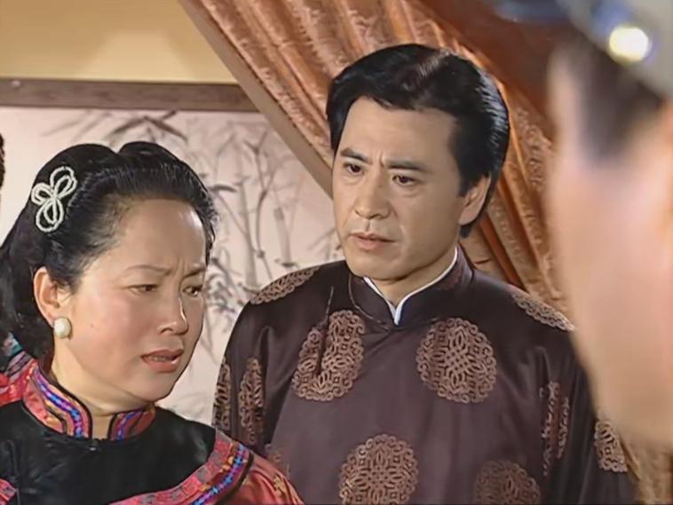 傅文佩妈妈这个发夹虽然是用来搭配古装的，但放到现在用来搭配现代装也不会突兀。
#