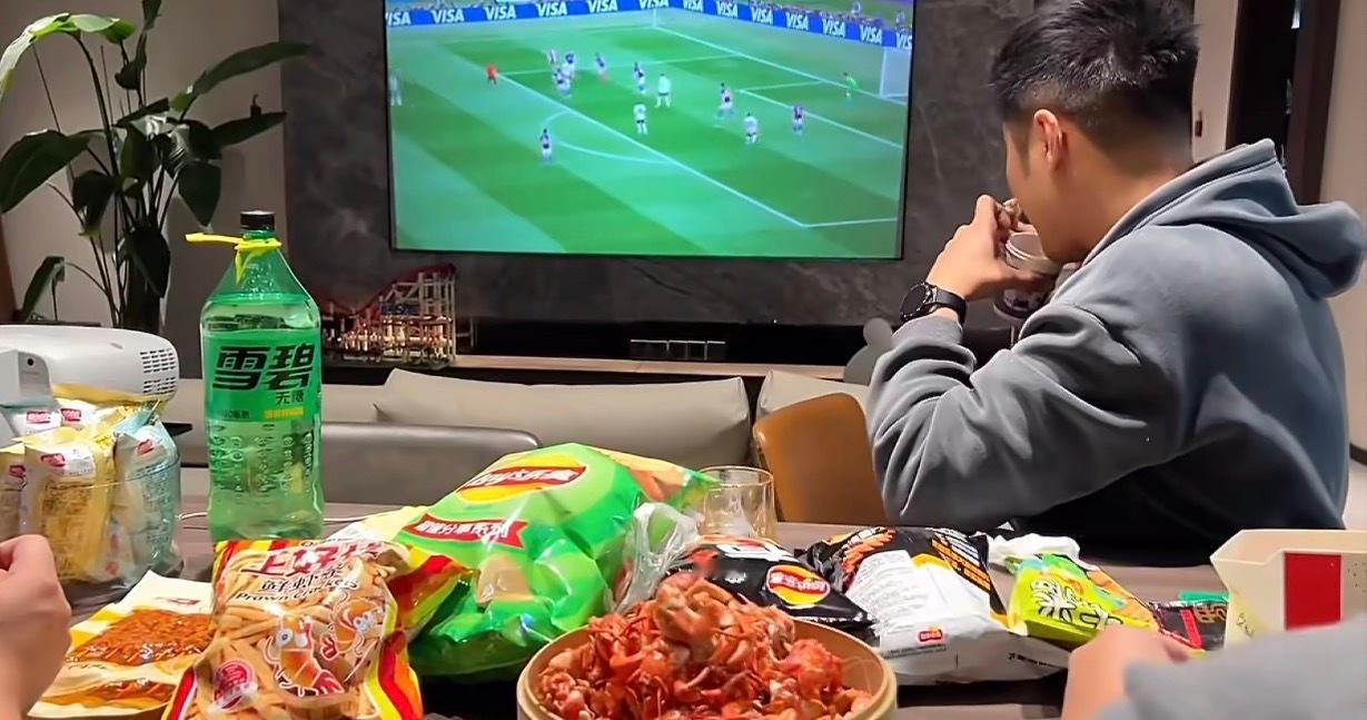 在家里看世界杯的氛围感备好冰饮零食，拉上窗帘关掉顶灯，大屏同步赛事，进球瞬间起身