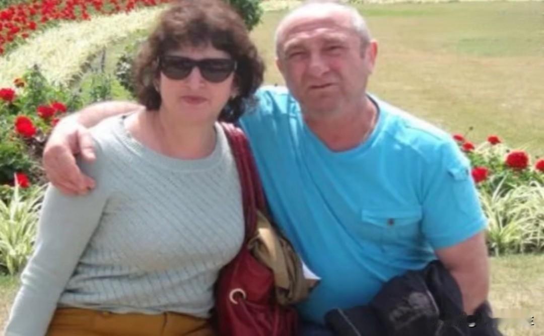 一段行车记录仪视频显示，澳大利亚悉尼邦迪海滩枪击事件发生时，一对年长的夫妇在枪手