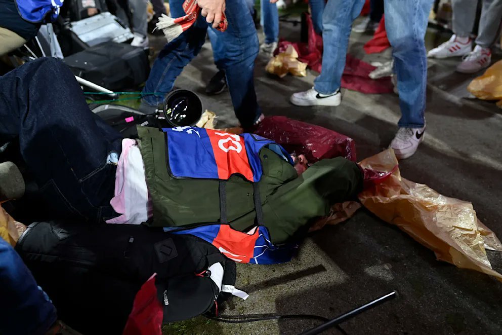 在拜仁绝杀进球后，几名拜仁极端球迷从南看台跳入看台与球场之间的禁区，与球员一起庆