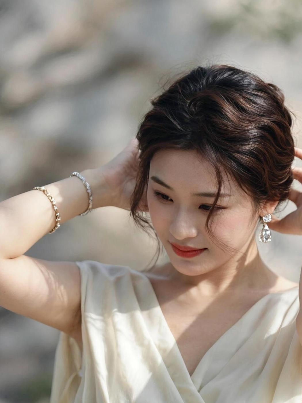 风拂过发梢，像一首未写完的诗。她轻轻托起耳畔的碎发，光影在肩头游走，仿佛时光也在