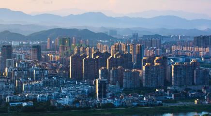 一、2026年多少分能上？看这一组数据就够了
先说最关键的——分数线。
根据学校