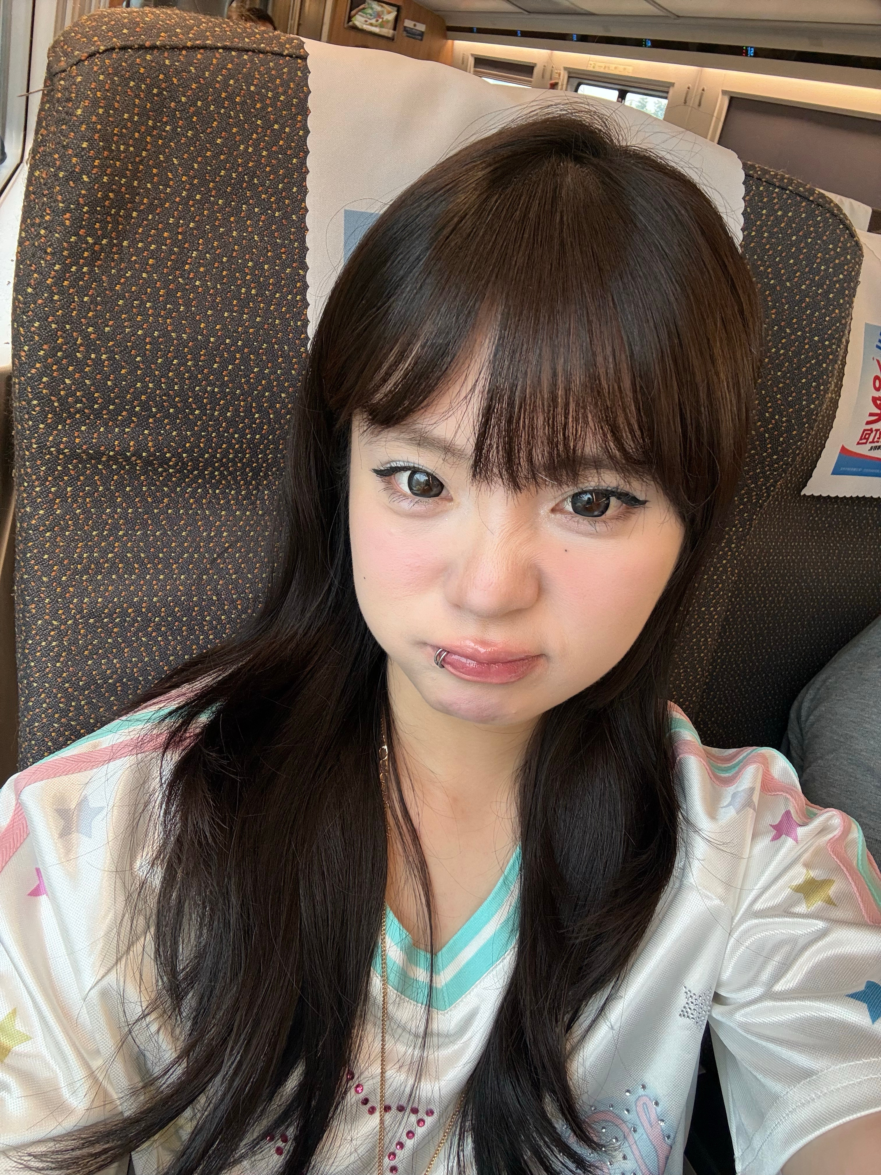 化了一个蓝色眼影 我去上海🚅这次去上海要和好多朋友一块玩 好开森^ ^ 