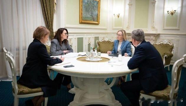 🇺🇦🇺🇸 乌克兰总理会见美国陆军部长

乌克兰总理尤利娅·斯维里登科在基